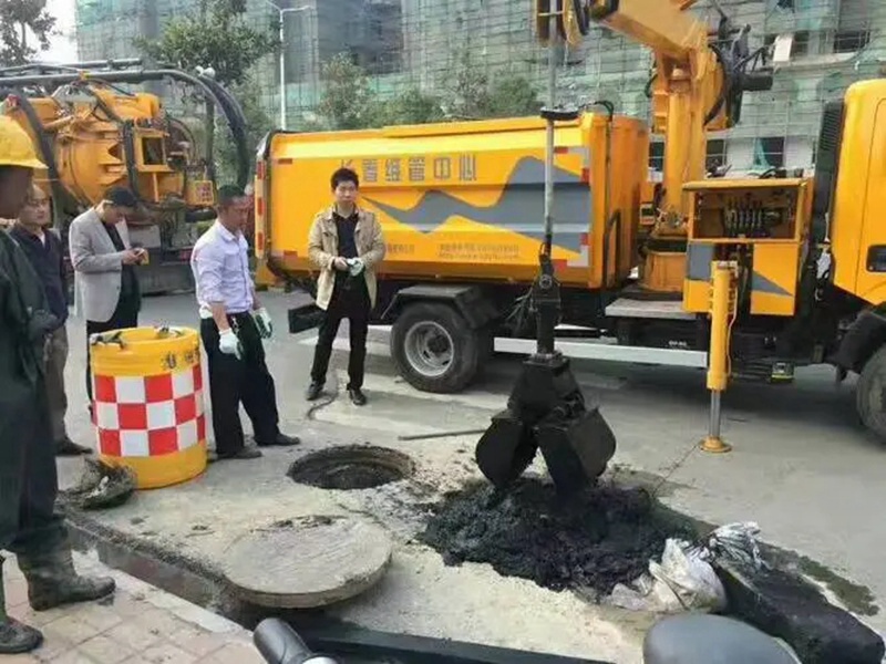 向阳街道：网格员化身“清道夫”，为民解忧疏通“堵心”化粪池