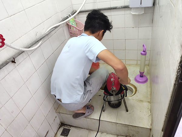 向阳肥皂掉到马桶里把马桶堵住了怎么办？马桶堵住了怎么办