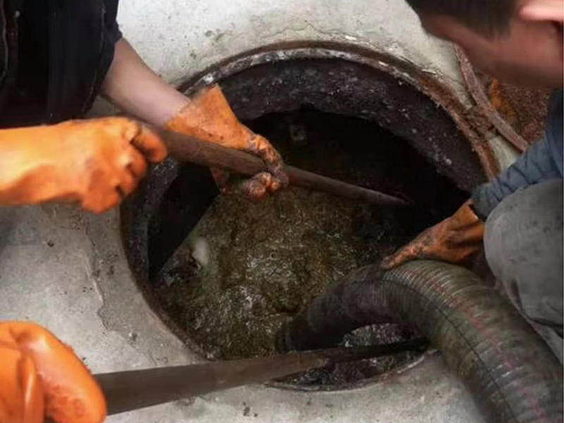 向阳清理化粪池时如何避免沼气的危害？